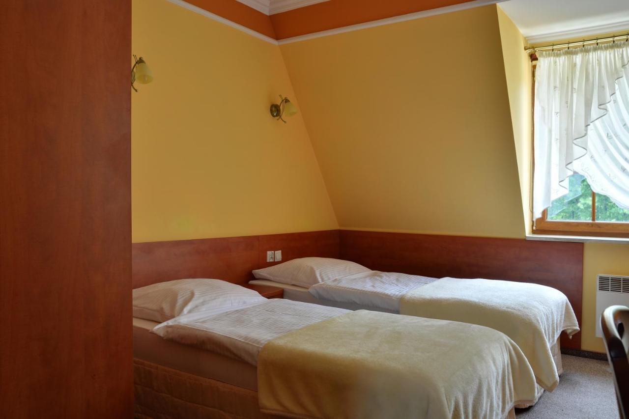 Zajazd Zlota Iglica Pogrzebien Exterior foto